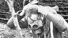 Gasarlarm bei einer Haubitzenbatterie: Soldaten stürmen aus einem Fuchsloch | Bild: Scherl/Süddeutsche Zeitung Photo