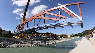 Neue Loisach-Brücke in Eschenlohe | Bild: picture-alliance/dpa
