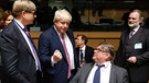 Der britische Außenminister Boris Johnson (2. v. l.) mit dem finnischen Außenminister Timo Soini (3. v. l.) | Bild: picture-alliance/dpa