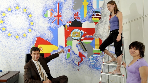 Der bayerische Europaminister Markus Söder präsentiert am 28. Juli 2008 eine Europakarte in seinem Büro in der Staatskanzlei erstellt von Schülern.  | Bild: picture-alliance/dpa