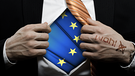 Mann reißt das Hemd auf, unter dem die Europaflagge blitzt, Wahl-Logo als Tätowierung auf dem Handrücken | Bild: colourbox.com; Montage: BR/Tanja Begovic