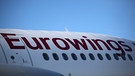 Eurowings-Schriftzug auf Flugzeug | Bild: picture-alliance/dpa/Oliver Berg