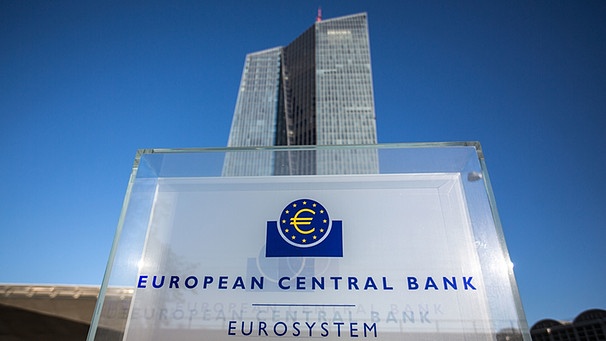 Die Zentrale der Europäischen Zentralbank (EZB) in Frankfurt, aufgenommen am 01.07.2015 | Bild: picture-alliance/dpa