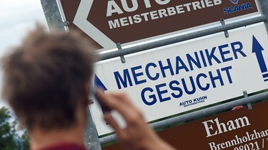 Schild mit der Aufschrift: Mechaniker gesucht | Bild: picture-alliance/dpa