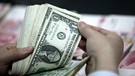 Bankangestellte zählt Dollarnoten | Bild: picture-alliance/dpa/Xie Zhengyi