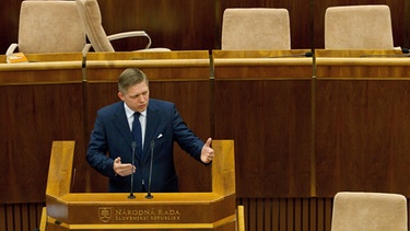 Slovak Prime Minister Robert Fico holds a speech before the parliamentary vote on the new Slovak government's programme in the Slovak Parliament, in Bratislava | Bild: picture-alliance/dpa