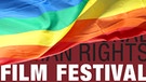 Illustration: Regenbogenfahne weht über dem Festivalplakat | Bild: Montage: BR
