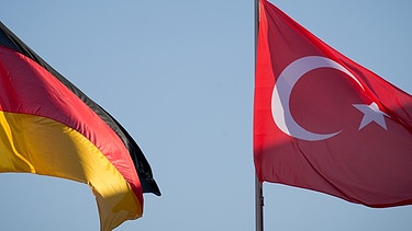 Flaggen von Deutschland und der Türkei | Bild: pa/dpa/Kay Neitfeld