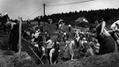 Einheimische müssen Gräber ausheben | Bild: National Archives Washington / KZ-Gedenkstätte Flossenbürg