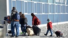 Abgelehnte Asylbewerber betreten mit ihrem Gepäck den Terminal des Kassel-Airports in Calden | Bild: picture-alliance/dpa