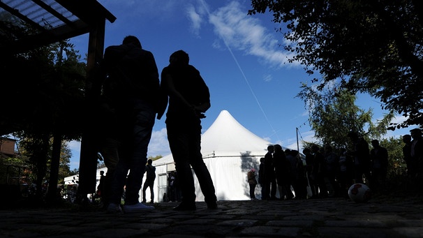 Flüchtlinge 2014 vor einem Unterkunftszelt am Internationalen Jugendübernachtungscamp in München | Bild: picture-alliance/dpa/Tobias Hase