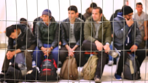 Flüchtlinge hinter Zaun am Grenzübergang Spielfeld | Bild: pa/dpa