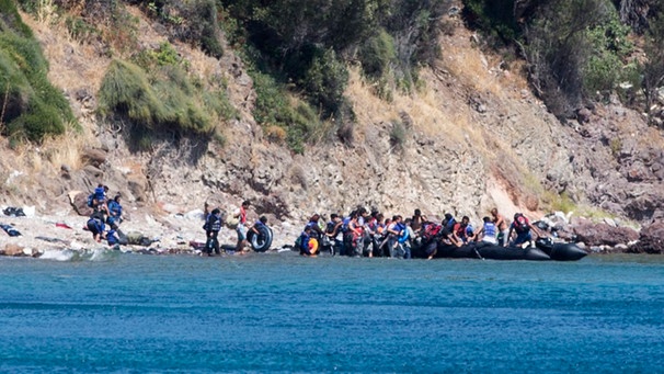 Syrian refugees take a boat to reach Greek Island Lesvos at Green Harbour Beach near Behramkale, coastal district of Ayvacik, Canakkale, Turkey | Bild: picture-alliance/dpa