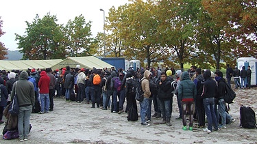 Flüchtlinge in dem slowenischen Flüchtlingslager Sredisce ob Dravi an der neuen Balkanroute (18.10.15) | Bild: picture-alliance/dpa