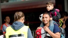 Flüchtlinge werden von freiwilligen Helfern am Bahnhof empfangen.  | Bild: Hoppe/dpa