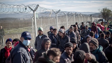 Flüchtlinge im März 2016 an der Grenze zwischen Griechenland und Mazedonien  (Archiv) | Bild: picture-alliance/dpa