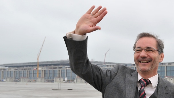 Ministerpräsident Matthias Platzeck (SPD) auf dem Vorfeld des Hauptstadtflughafens Willy Brandt Airport (BER)  | Bild: picture-alliance/dpa