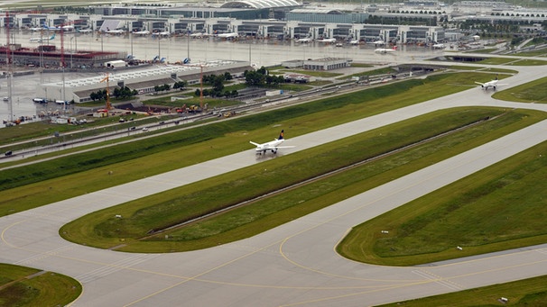 Flughafen München: Flugzeug auf Weg zur Startbahn | Bild: pa/dpa