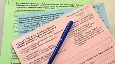 Formulare zur Beantragung einer Aufenthaltserlaubnis | Bild: picture-alliance/dpa