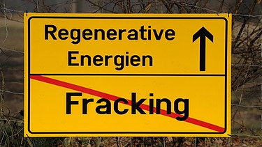 Ein Plakat gegen Fracking und für Regenerative Energien im Stil eines Ortsschildes | Bild: pa/dpa/Carsten Rehder