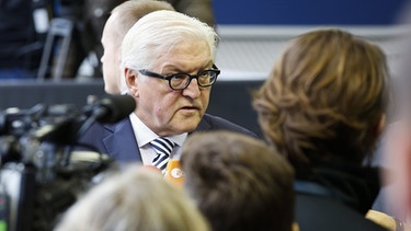 German Foreign Minister Frank-Walter Steinmeier speaks to media as he arrives for the Foreign Council meeting in Luxembourg | Bild: picture-alliance/dpa