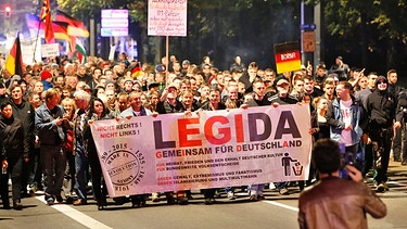 Mitglieder des fremdenfeindlichen Legida-Bündnisses demonstrieren am 05.10.2015 in Leipzig (Sachsen). | Bild: picture-alliance/dpa/Dirk Knofe