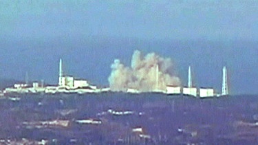 Nur eine unscharfe Aufnahme gibt es vom Moment der schweren Explosion im Atomkraftwerk Fukushima | Bild: picture-alliance/dpa