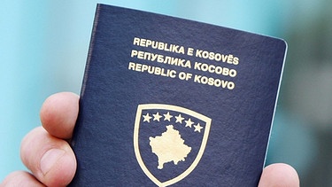 Hand hält Pass aus dem Kosovo | Bild: picture-alliance/dpa