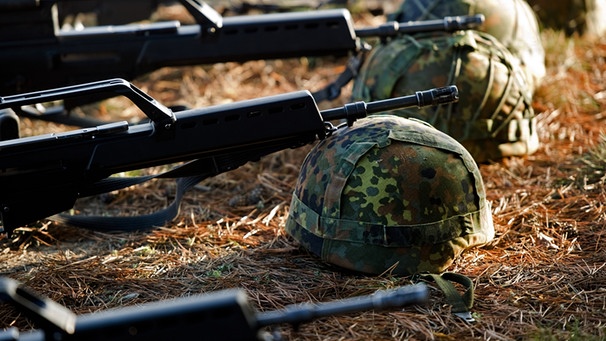 G36-Sturmgewehre und Bundeswehr-Helme | Bild: picture-alliance/dpa