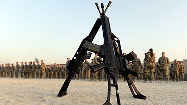 Sturmgewehre und Bundeswehrsoldaten sind am 17.08.2011 in Kundus in Afghanistan zu einem Appell zur Medaillenvergabe angetreten.  | Bild: picture-alliance/dpa