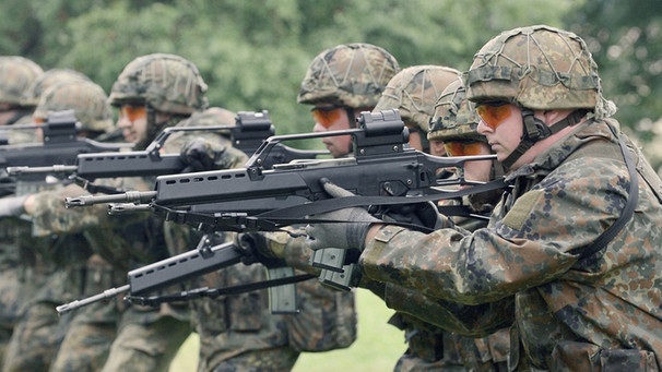 Soldaten der Bundeswehr trainieren mit dem vollautomatischen Infanteriegewehr G36 | Bild: picture-alliance/dpa