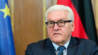 Frank-Walter Steinmeier vor Europa- und Deutschlandflagge | Bild: picture-alliance/dpa