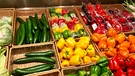 Gemüseauslage im Supermarkt | Bild: BR