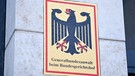 Ein Schild mit der Aufschrift "Generalbundesanwalt beim Bundesgerichtshof"  | Bild: picture alliance/Uwe Anspach