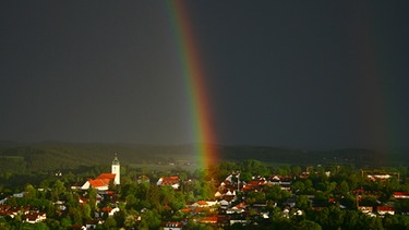 Besonderes Wetter-Phänomen und oft Folge eines Gewitters: Ein Regenbogen, hier über Ebersberg | Bild: Damian Warmula