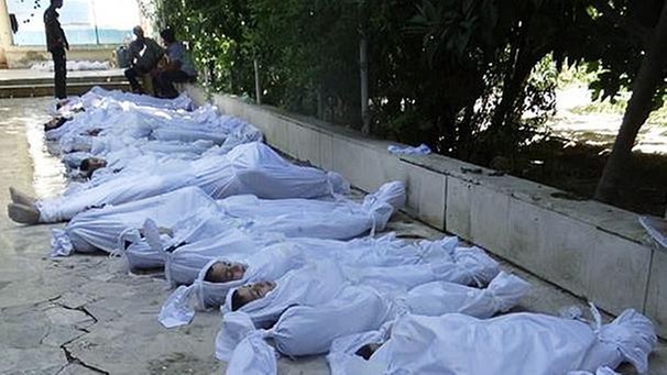 aufgereihte Tote, die allem Anschein nach durch Giftgas im syrischen Bürgerkrieg umkamen | Bild: picture-alliance/dpa