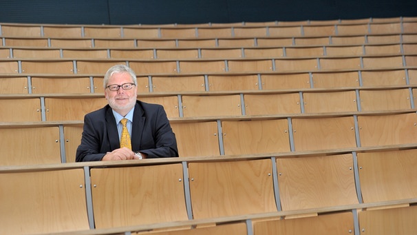 Godehard Ruppert in einem Hörsaal der Uni in Bamberg  | Bild: picture-alliance/dpa