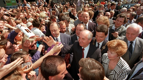 13. Juni 1989: Michail Gorbatschow (Mitte) und seine Frau Raissa (rechts) auf dem Bonner Marktplatz | Bild: picture-alliance/dpa