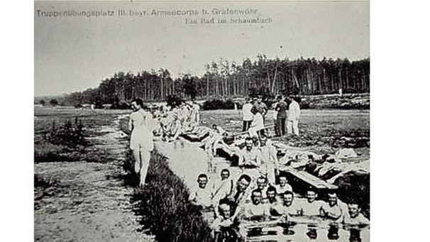 Soldaten des III. Bayerischen Armeecorps baden im Schaumbach. | Bild: Militärmuseum Grafenwöhr