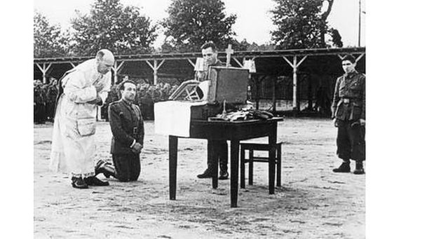 1941: Spanische Freiwillige treffen sich zur Morgenandacht im Truppenlager Grafenwöhr. | Bild: Süddeutsche Zeitung Photo / Scherl