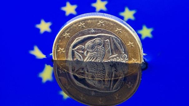 Europa-Flagge und griechischer Euro | Bild: picture-alliance/dpa
