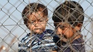 Illegale Einwanderer in einem griechischen Internierungslager | Bild: picture-alliance/dpa