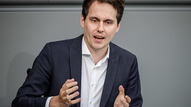 Sven-Christian Kindler von den Grünen bei der Debatte zum Haushalt 2017 | Bild: picture-alliance/dpa | Michael Kappeler