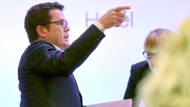 Der frühere Bundesverteidigungsminister Karl-Theodor zu Guttenberg, aufgenommen am 06.02.2015 in München (Bayern) bei der 51. Sicherheitskonferenz im Hotel Bayerischer Hof.  | Bild: picture-alliance/dpa
