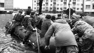 Sturmflut in Hamburg 1962: Bundeswehrsoldaten evakuieren Bürger | Bild: pa/dpa/Lothar Heidtmann