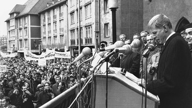 Rede von Hans Magnus Enzensberger 1966 auf dem Frankfurter Römerberg | Bild: picture-alliance/dpa