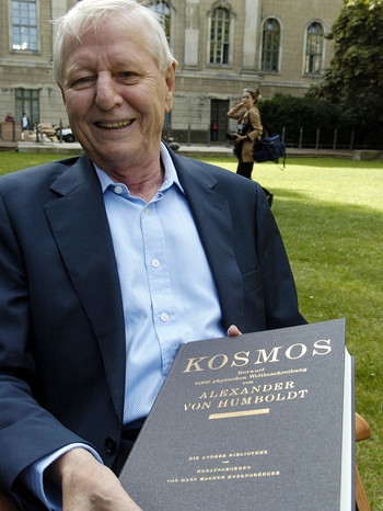 Hans Magnus Enzensberger mit Alexander von Humboldts "Kosmos" (Aufnahme von 2004) | Bild: picture-alliance/dpa