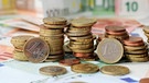 Symbolbild Euro-Scheine und Münzen | Bild: picture-alliance/dpa | Tobias Hase