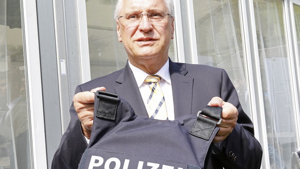 Innenminister als Polizist | Bild: pa /dpa