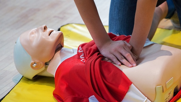 Übung einer Reanimation per Herzmassage | Bild: picture-alliance/dpa